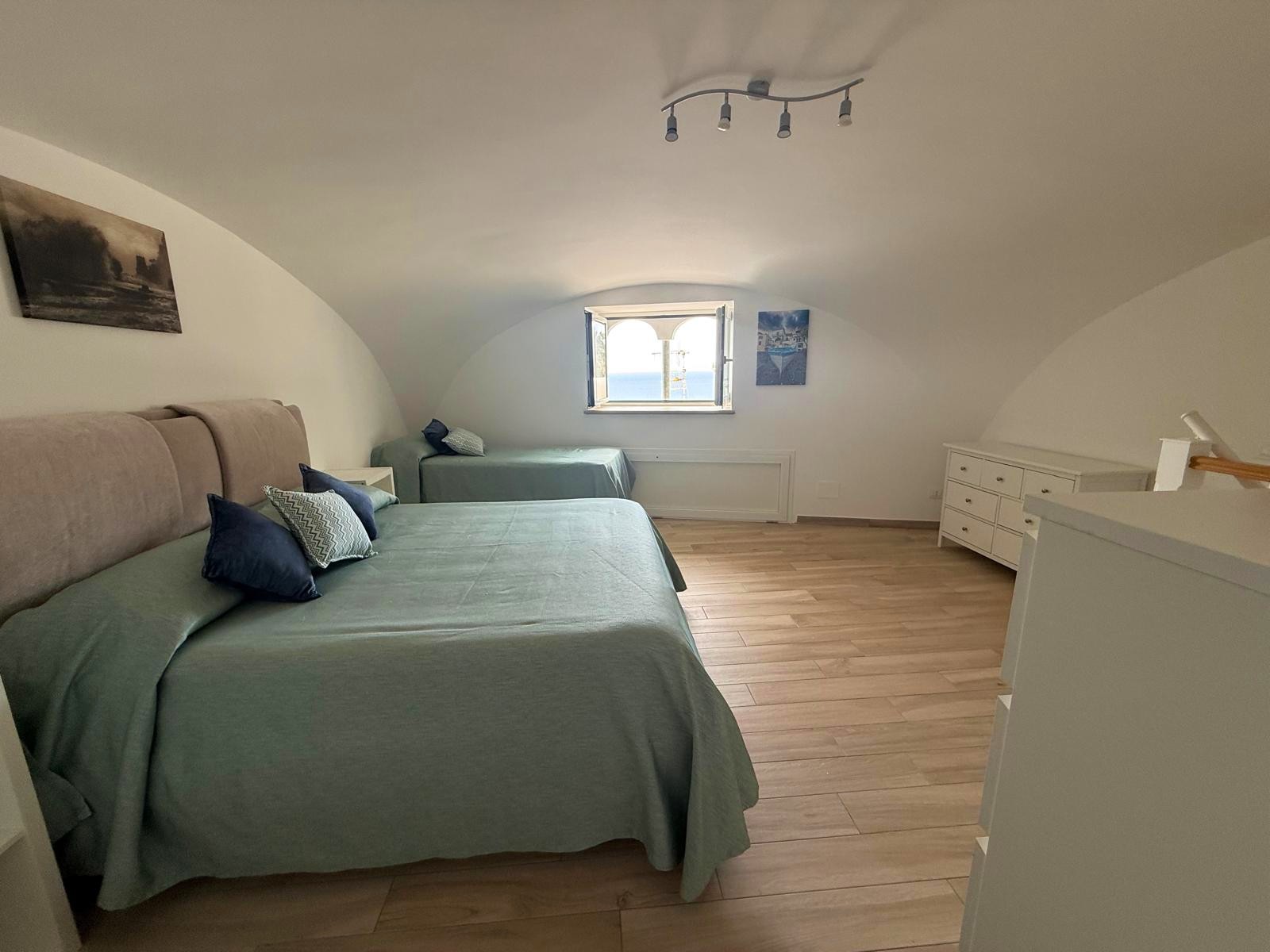 highlights.slides.0.alt