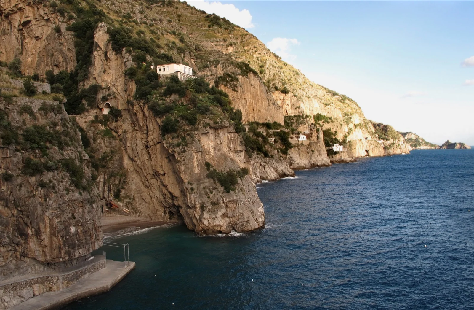 Marina di Praia vue depuis la mer avec plage de galets et promenade au pied des falaises
