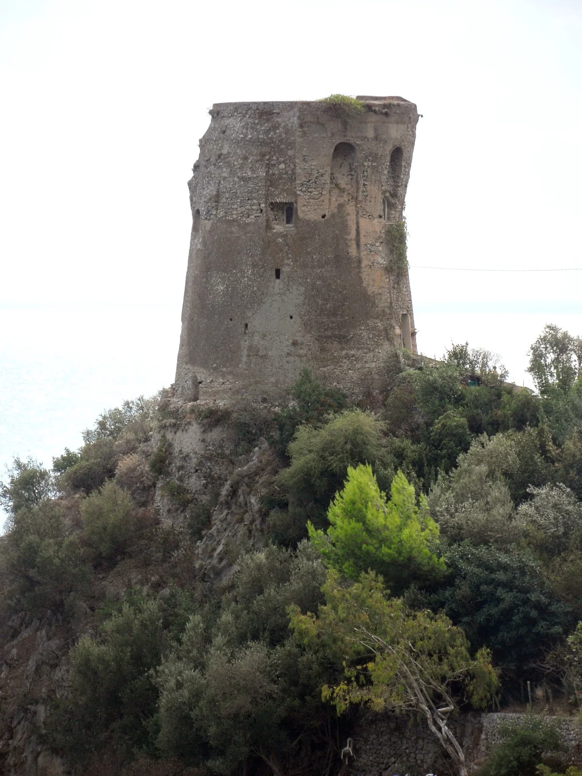 Tour côtière près de Praiano au-dessus des falaises sur la mer