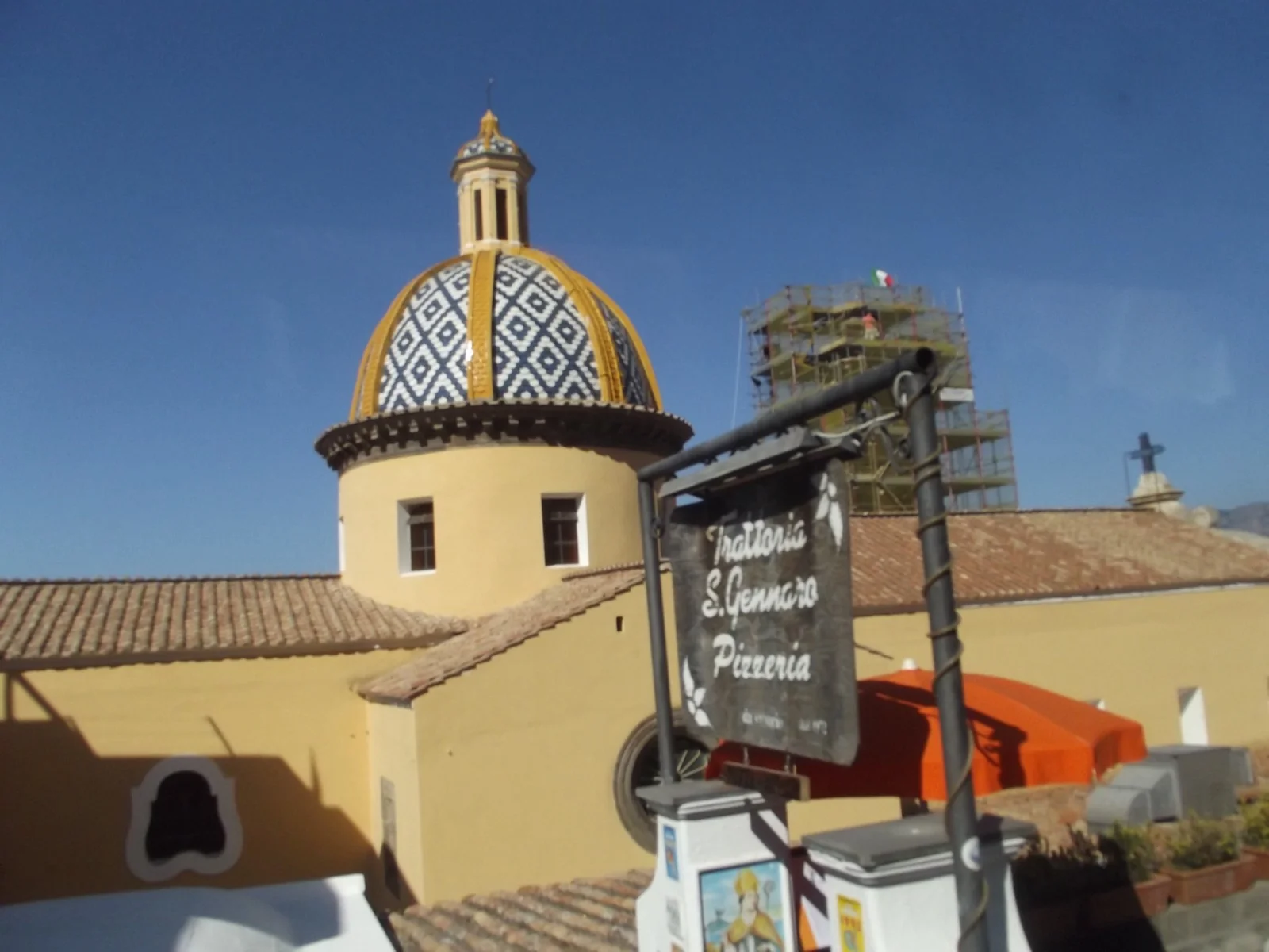Église San Gennaro à Praiano avec dôme en faïence et vue sur la côte amalfitaine